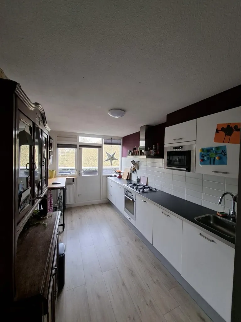Köök - Modernised 3-Bedroom Flat with Balcony in Delft