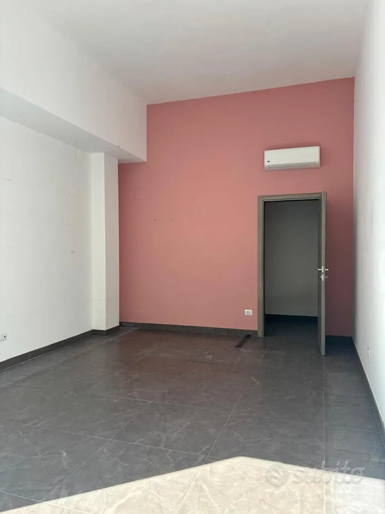 Pièces - Commercial Space with Vitrine in Pescara
