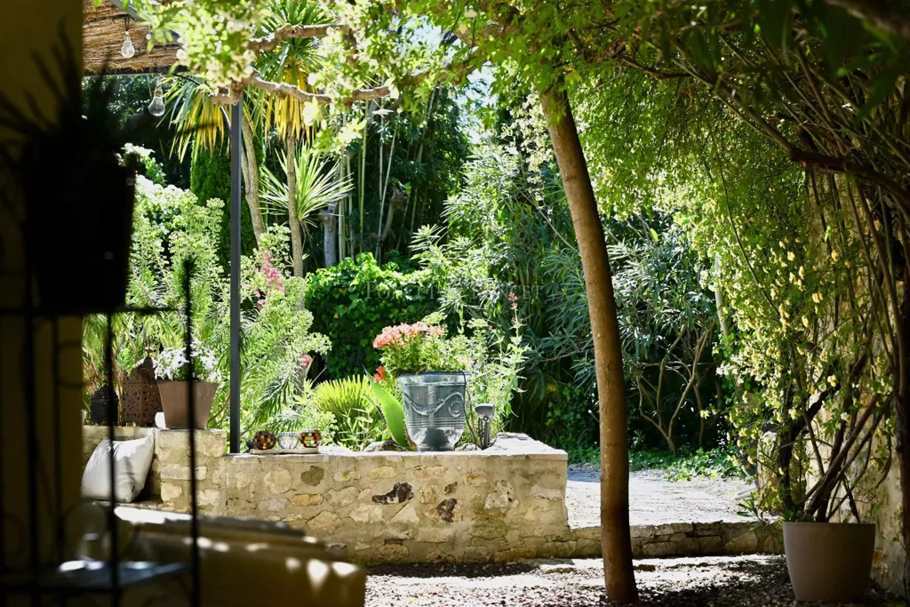 Aed - Elegant Stone House with Pool on Uzès Outskirts