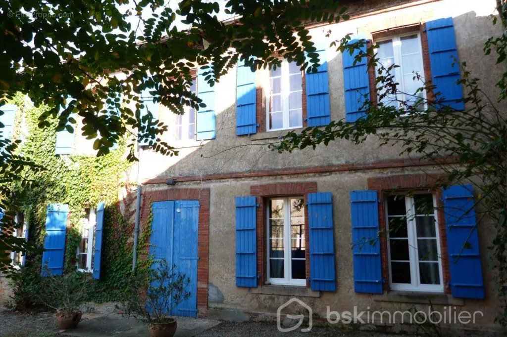 Välivaade - Château with Hangar in Vallée de la Lèze