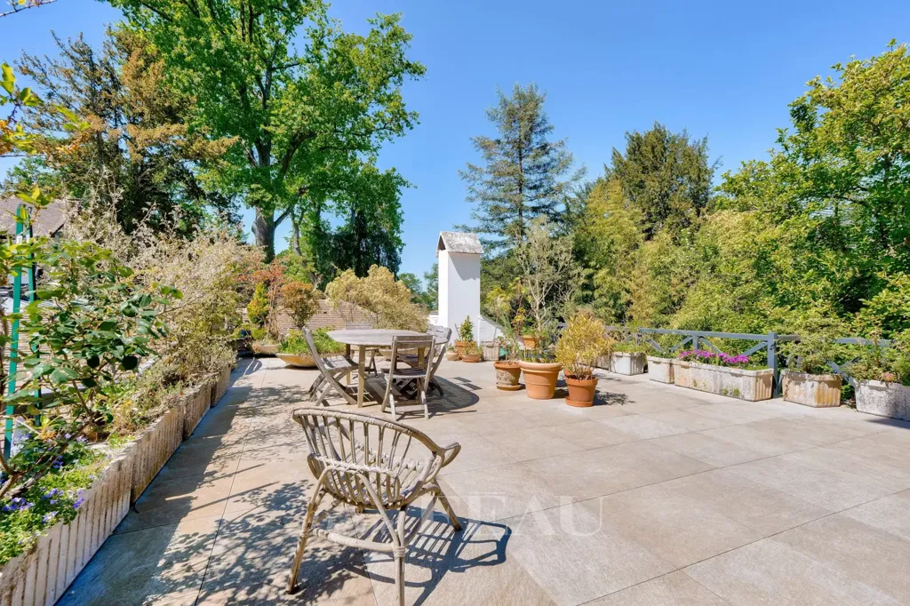 Terrass - 4-Bed Apartment near Saint-Cloud Golf Course