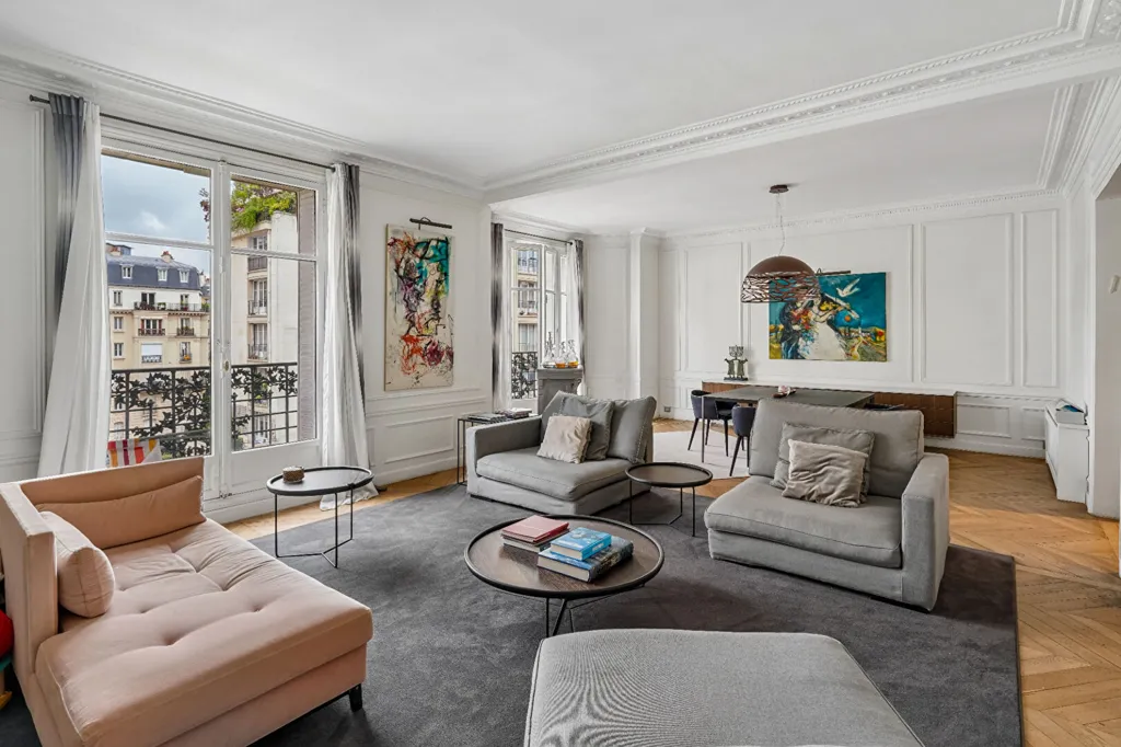 Elutuba - Haussmannian Flat with Balcony in Paris XVII