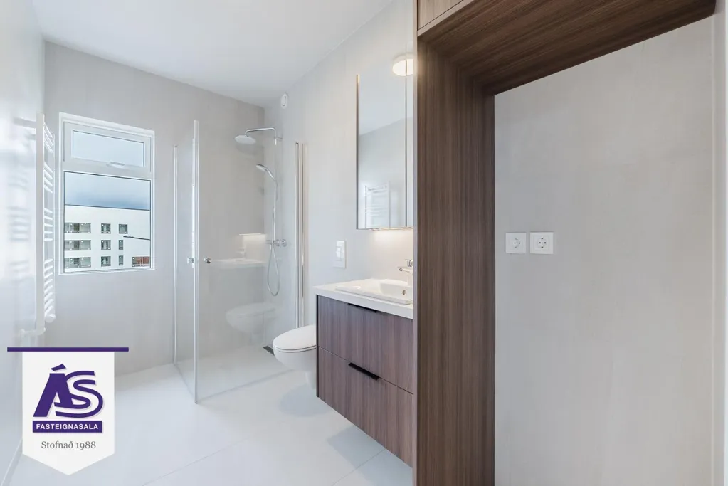 Salles de bain - New 4-Storey Apartment with Elevator in Hafnarfjörður