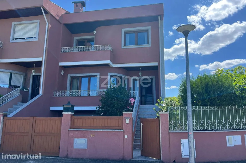Außenansicht - Geminated House with Garage in Chaves Centre