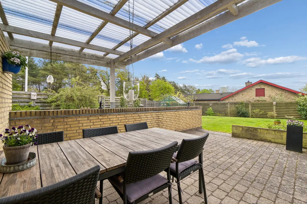 Terrasse - Well-Maintained Villa with Garden in Herlev