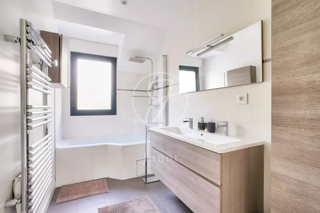 Salles de bain - Maison Contemporaine avec Terrasse à Chatou