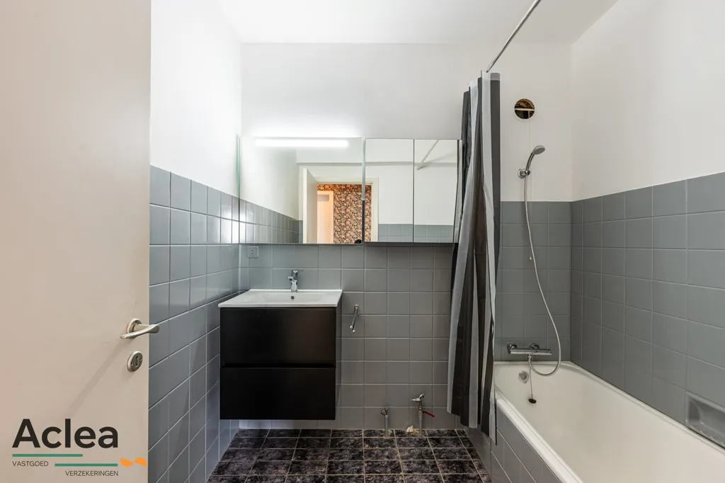 Salles de bain - Appartement avec Balcon et Vue sur l'Église à Eeklo