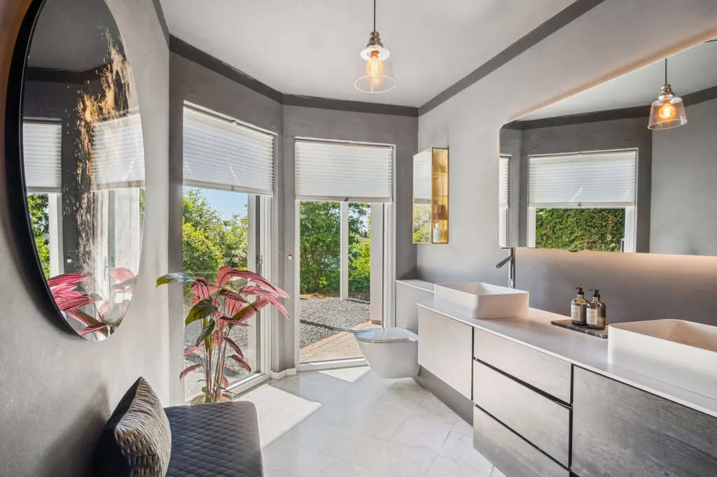 Salles de bain - Villa with Pool and Sea View in Kolding