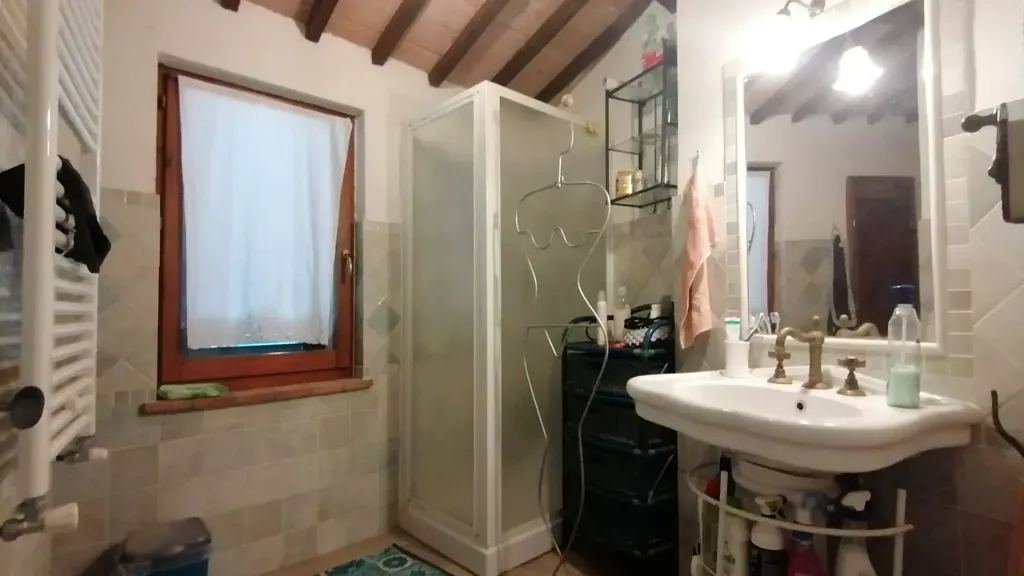Salles de bain - Restored Townhouse with Balconies in Collazzone