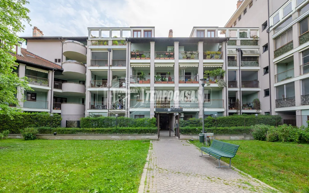 Aed - Two-Bedroom Apartment with Terrace in Milan