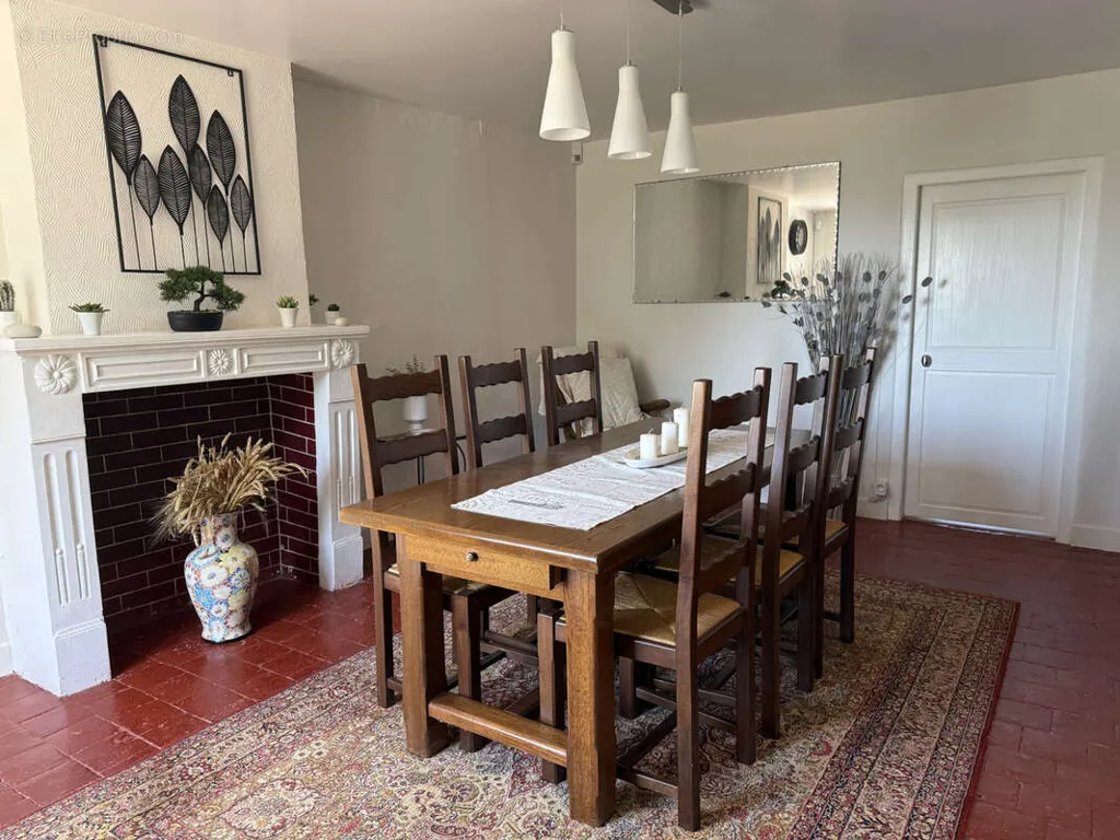 Salle à manger - Maison Rénovée avec Parc à Crezancy-En-Sancerre