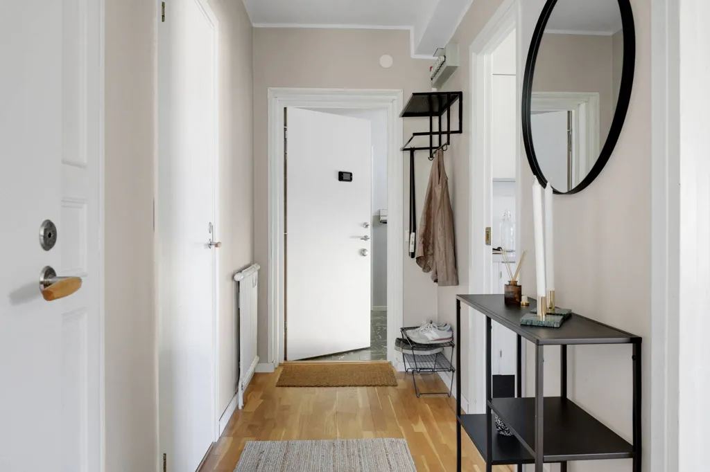 Hallway - Two-Bedroom Flat with Balcony in Falköping