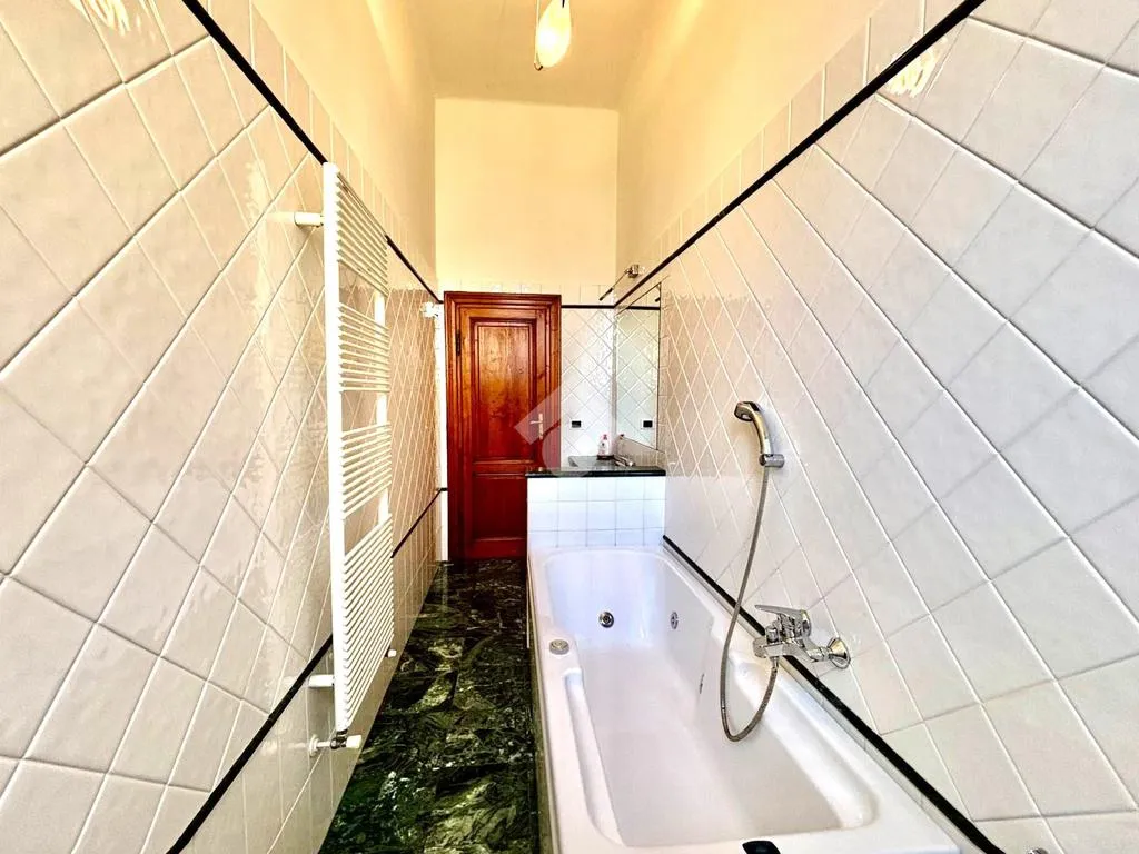 Salles de bain - 1930s Apartment with Balcony in Florence