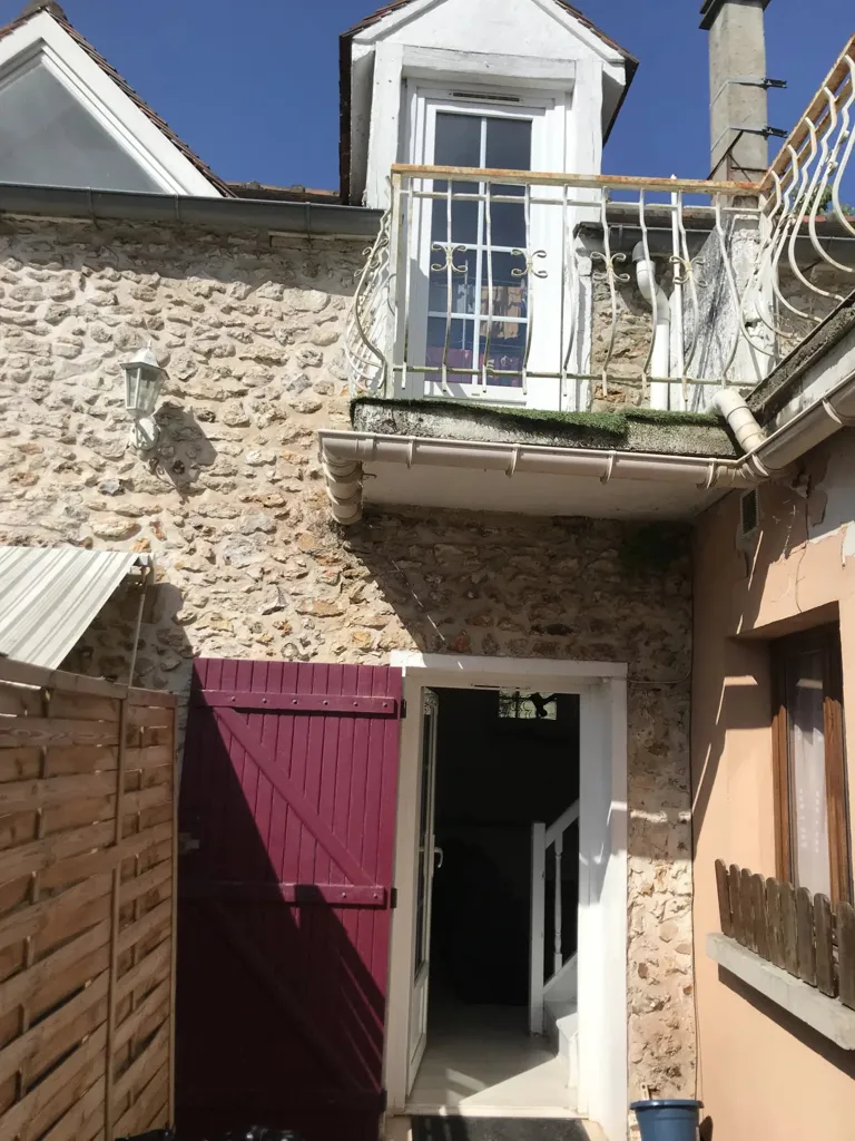 Extérieur - Maison de Village avec Balcon à Sermaise