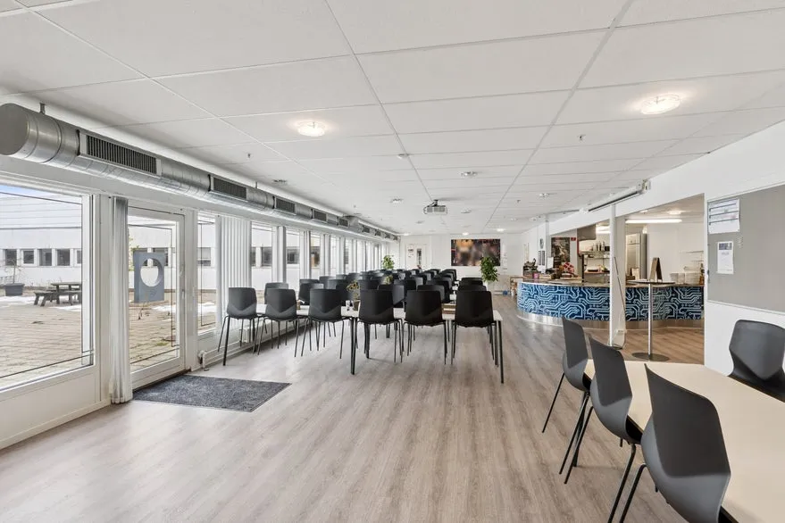 Söögituba - Office Space with Central Atrium in Glostrup