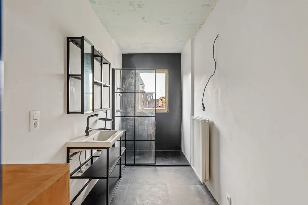 Vannitoad - Commercial Space with Residential Option in Duffel