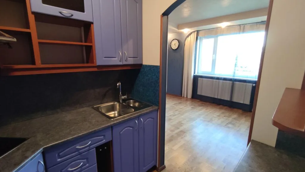 Cuisine - Two-Bedroom Apartment with Balcony in Central Location