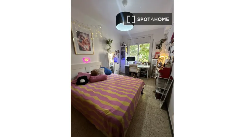 Chambres - Shared Flat with Balcony in El Poble Sec, Barcelona