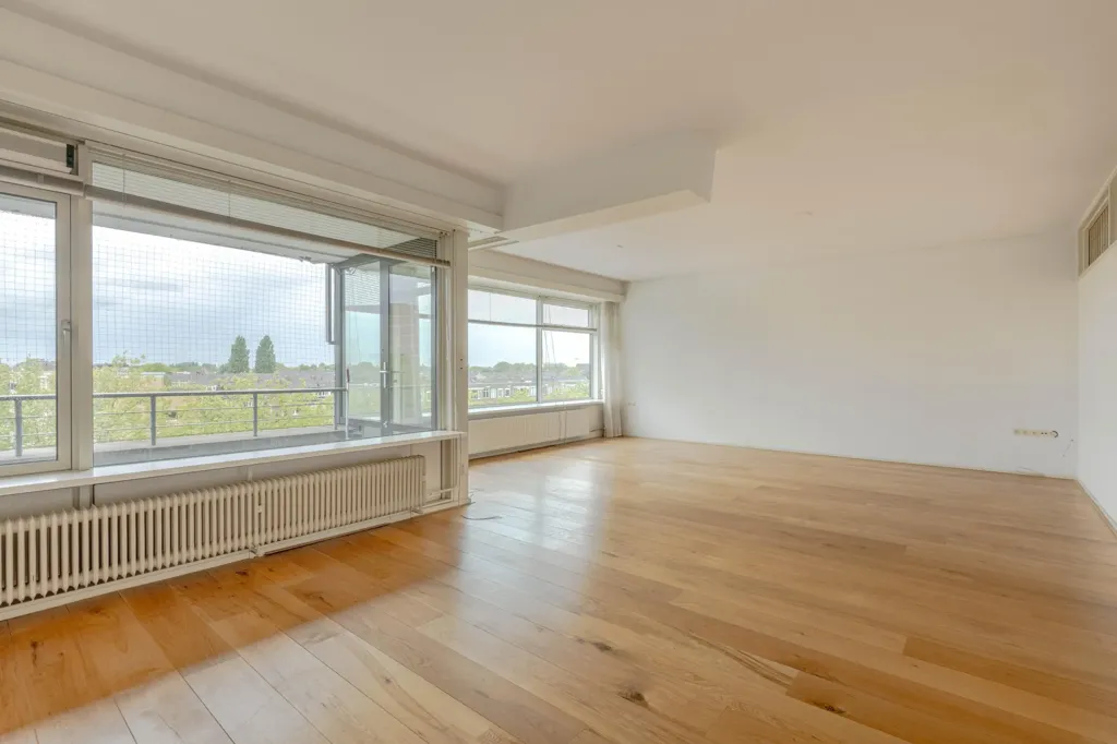 Living Room - 4-Bedroom Flat with Panoramic View in Rotterdam