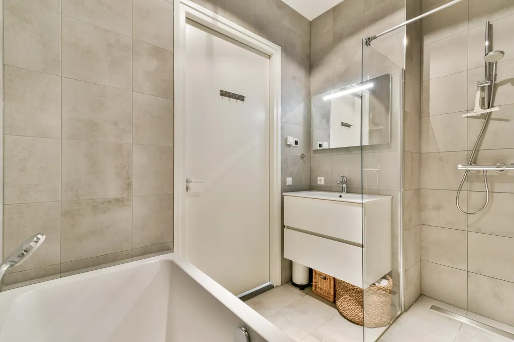 Vannitoad - Modern 3-Bedroom Corner Apartment with Waterfront View in Amsterdam
