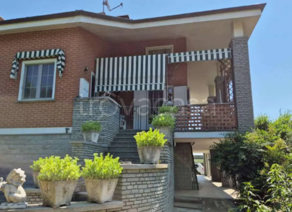 Villa with Garden in Bosconero