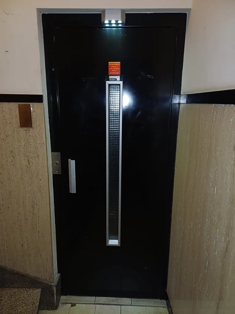 Hallway - Spacious 2-Bedroom Apartment in Charleroi Centre