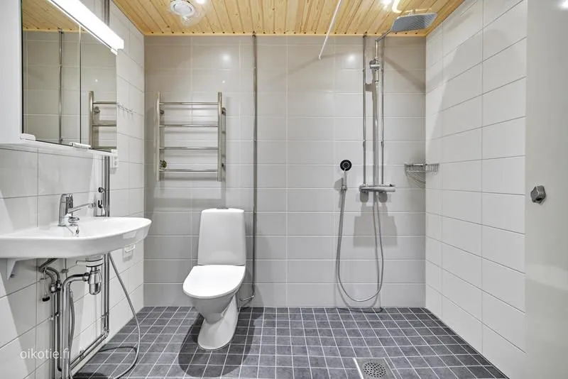 Salles de bain - Modern Apartment with Balcony in Finnoo, Espoo