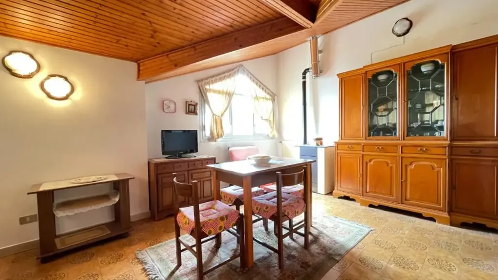 Salle à manger - Bright 2-Bedroom Apartment with Lift in Baiardo