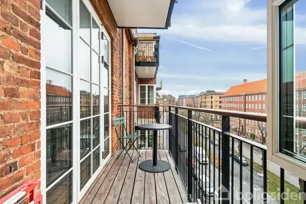 Balcon - Corner Flat with Three Balconies in Copenhagen Ø