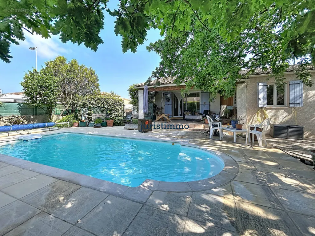 Piscine - Villa de Plain-Pied avec Piscine à Lapalud