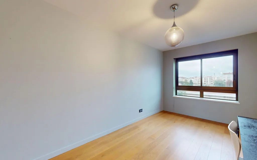 Toad - Furnished Apartment with Garage in Lyon 4