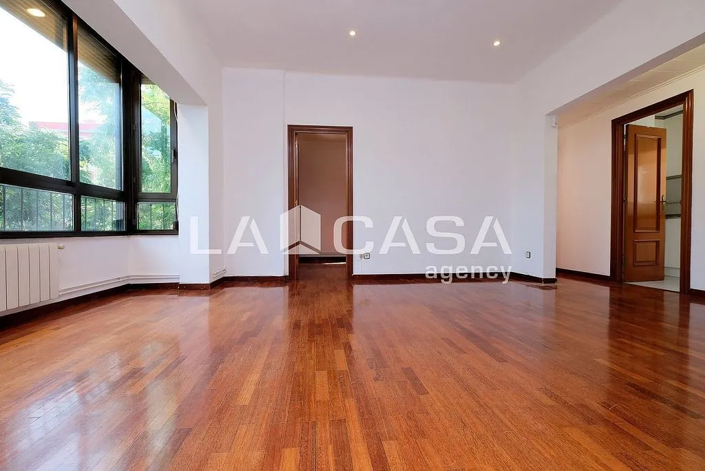 Elutuba - East-West Oriented Flat near Passeig Maragall