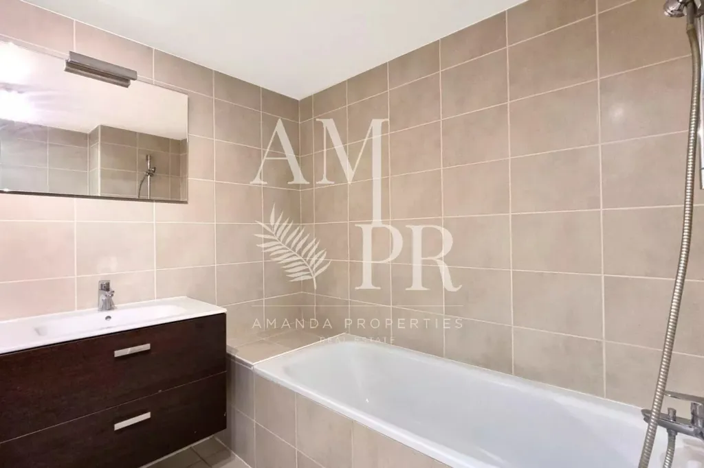 Salles de bain - Duplex avec Deux Entrées à Cannes