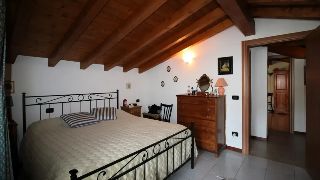 Chambres - Two-Level Apartment with Terraces in Alta Valle Intelvi