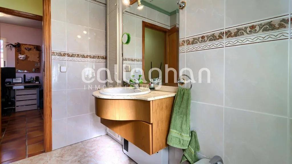 Bathrooms - Luxury Detached House with Pool in Paterna