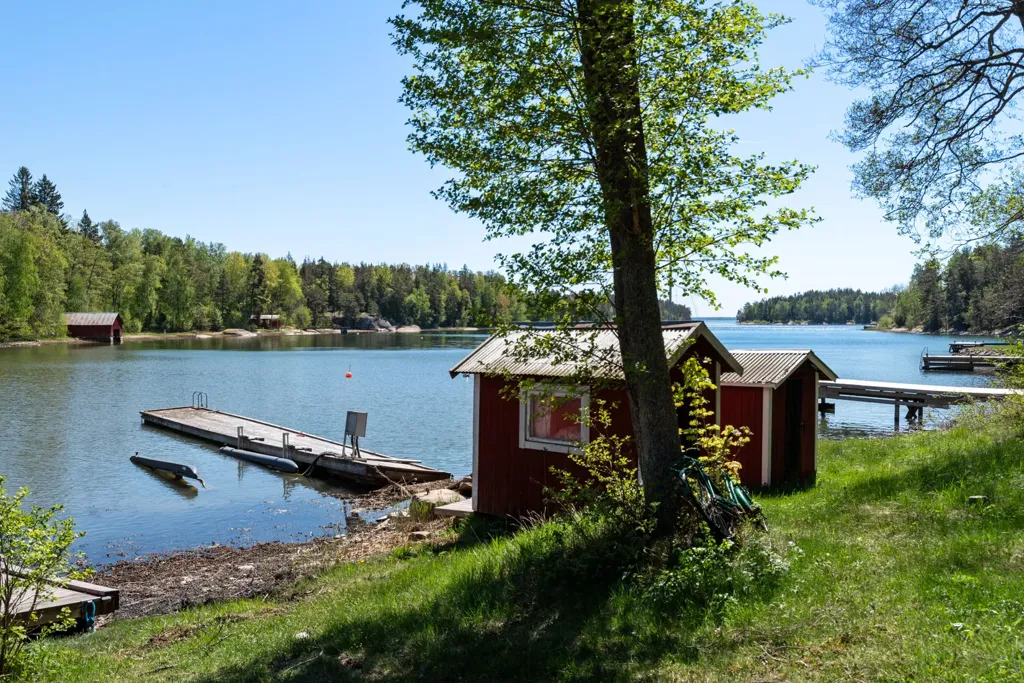 Aed - Seaside Plot with Boat Access in Marum