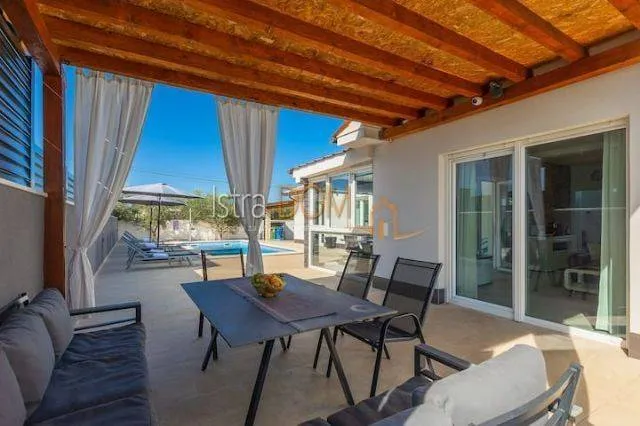Terrazza - Modern Bungalow with Pool in Ližnjan