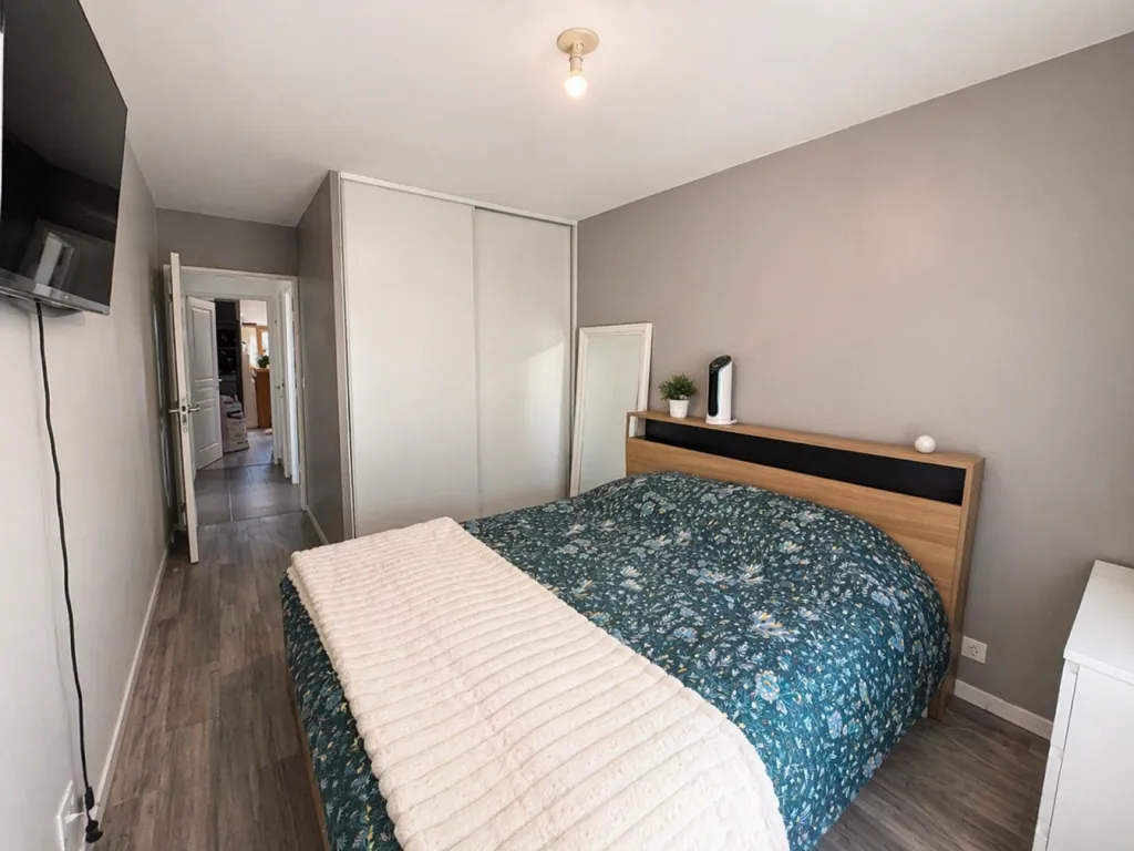 Chambres - Appartement F3 avec Jardin à Sathonay-Village