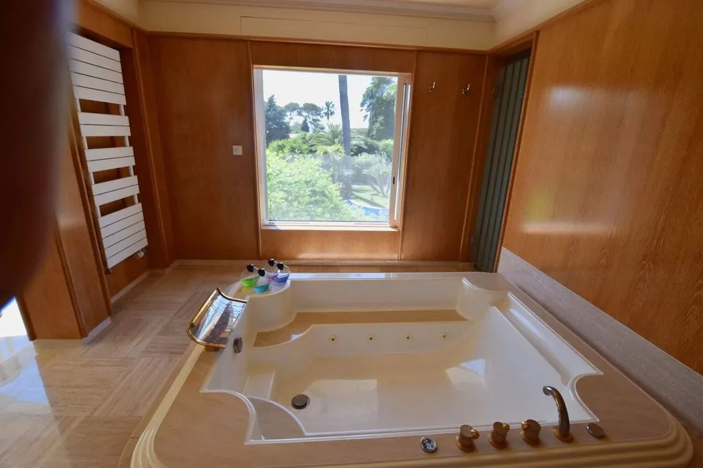 Vannitoad - Luxury Villa with Pool in Antibes