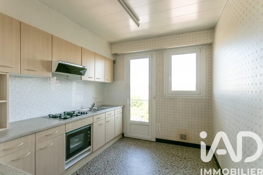 Köök - 3-Bed Apartment with Balcony near Brive Gare