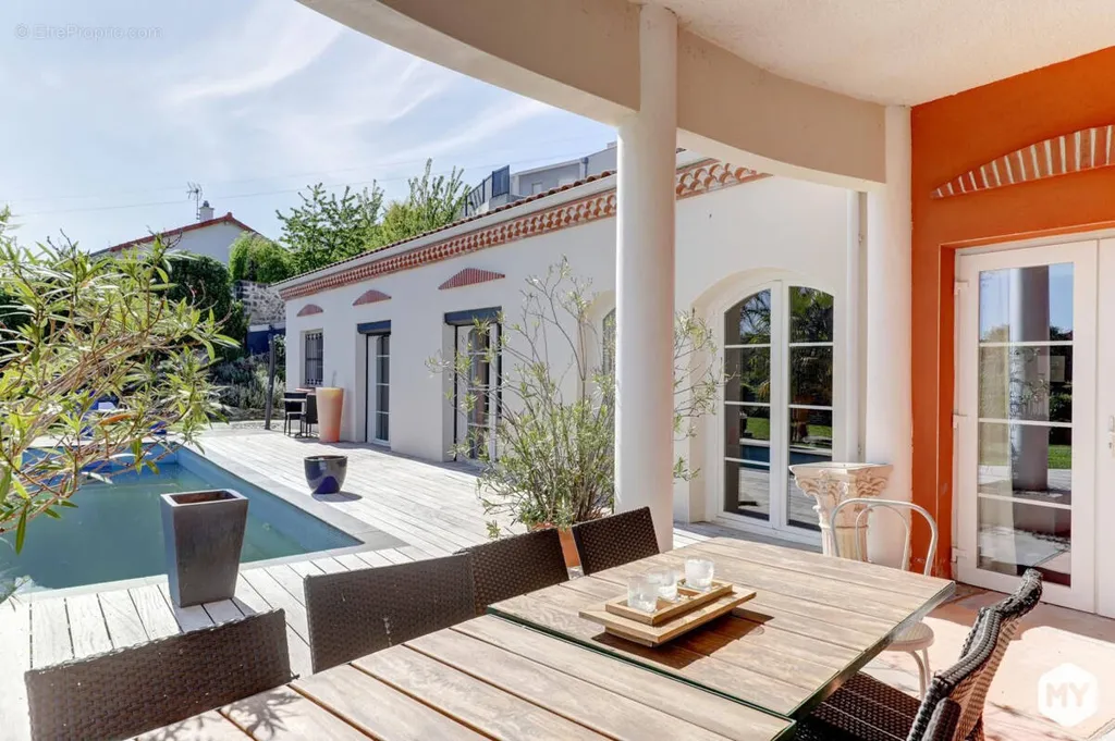 Piscina - Villa with Pool and Double Garage in Clermont-Chanteranne