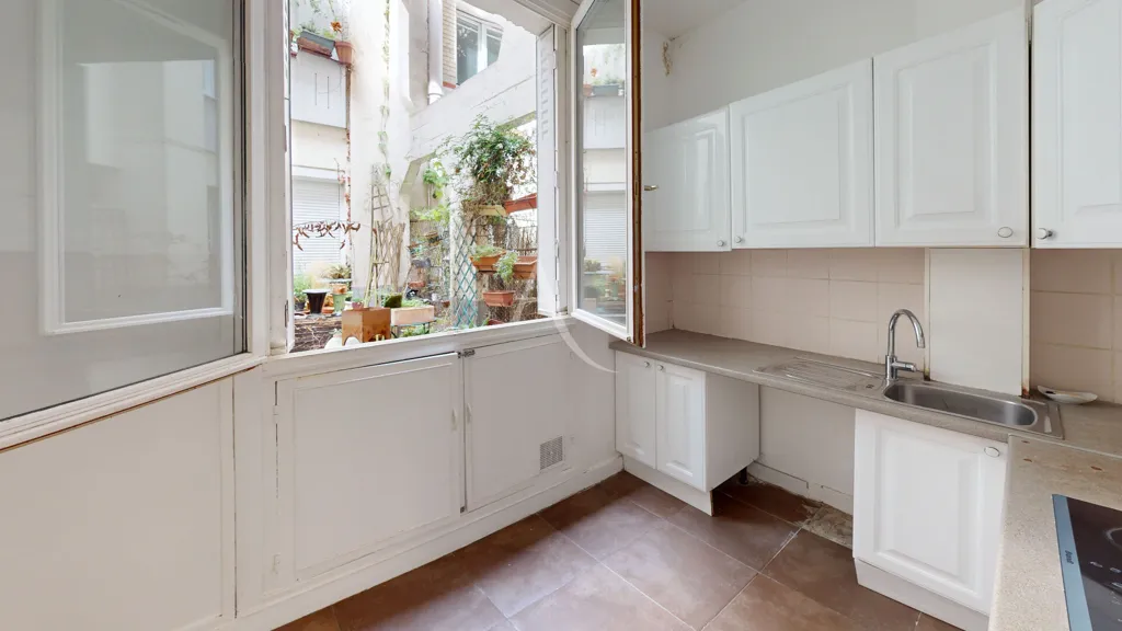 Kitchen - Charming Parisian Flat with Terrace on Butte Bergeyre