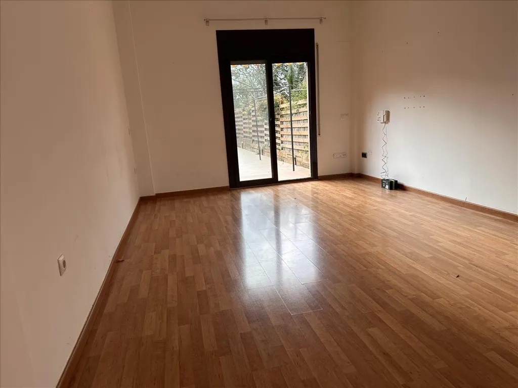 Rooms - Residential Apartment with Terrace in Vilajuïga