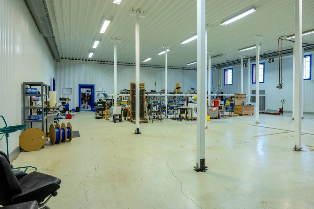 Pesuköök - Industrial Property with Classic Facade in Delary