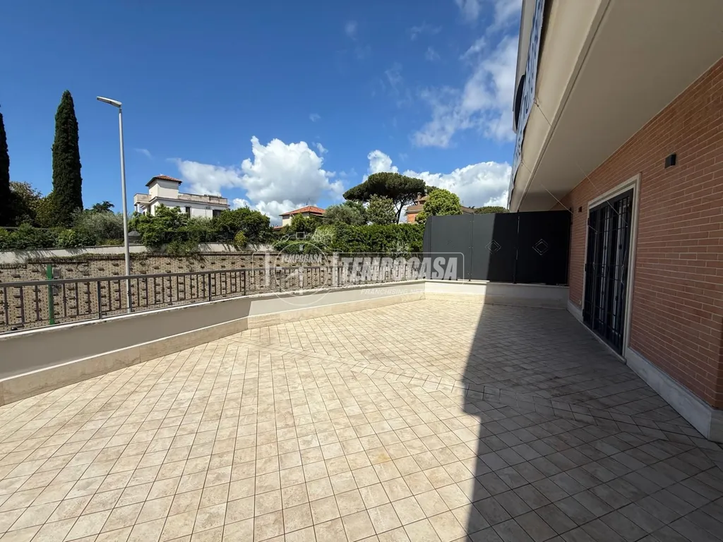 Terrass - Modernised Bilocale with Terrace in Rome