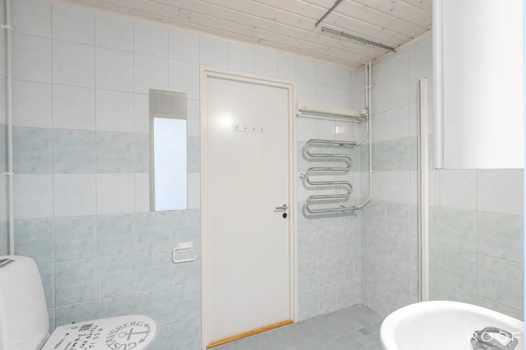 Vannitoad - Bright Apartment with Balcony in Salo