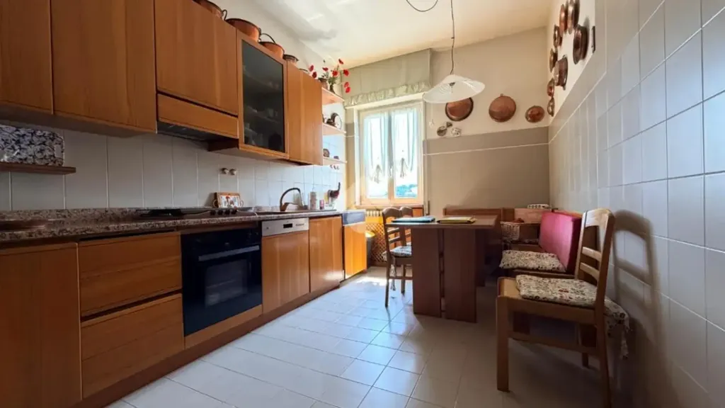 Cucina - Trilocale with Balcony in Brescia