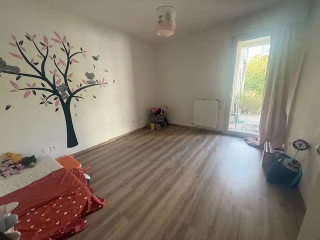 Chambres - Appartement T3 avec Jardin et Garage à Proximité des Commodités