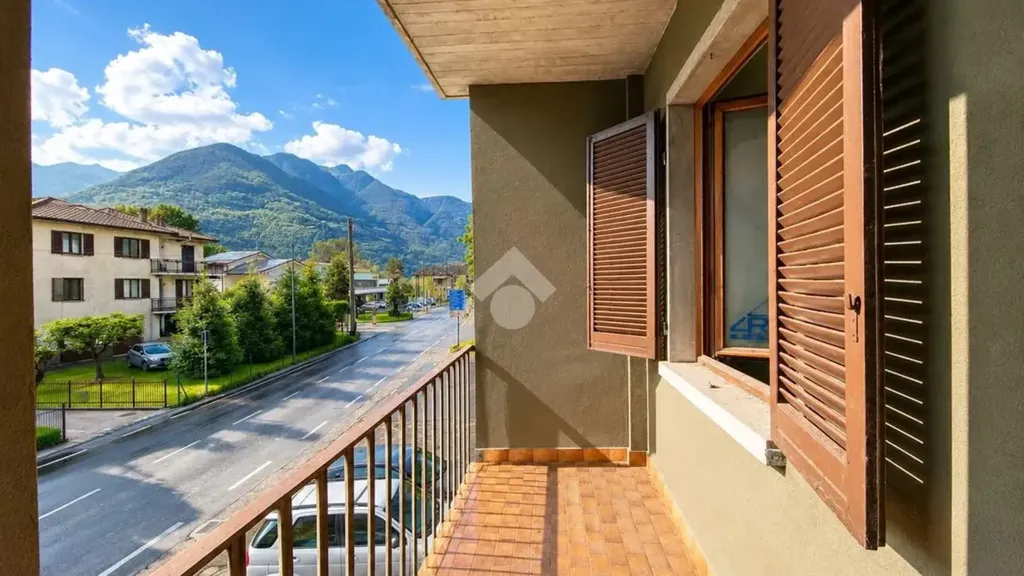Balcon - Rustic Property with Balcony in Costa Volpino