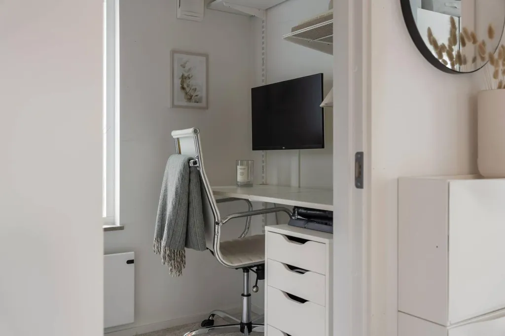 Bureau - Apartment with Balcony in Älvsjö, Stockholm